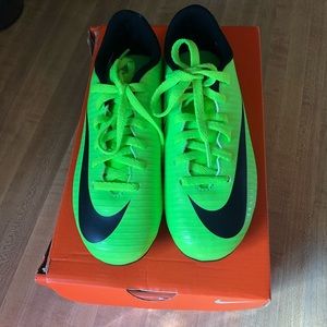 NIKE size 1 Boys Soccer Cleats